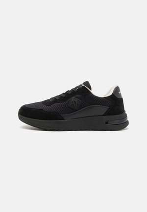 - Sneakersy niskie