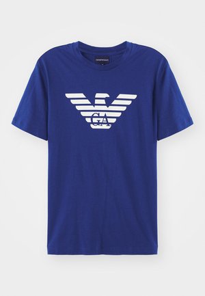 Blaues Baumwoll-T-Shirt mit kurzen Ärmeln, das ein weißes Adlerlogo und horizontale Streifen über der Brust aufweist. Rundhalsausschnitt.