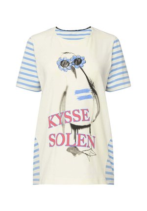T-shirt a maniche corte in cotone crema con maniche a righe blu. Presenta una grafica di un uccello con girasoli e il testo "KYSSE SOLEN."