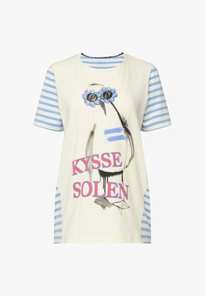 T-shirt à manches courtes en coton crème avec des manches à rayures bleues. Présente un graphique d'un oiseau avec des tournesols et le texte "KYSSE SOLEN".