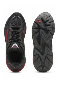Scarpe da ginnastica nere con accenti rossi, tomaia testurizzata per la traspirabilità, suole ammortizzate e suola in gomma con motivo.