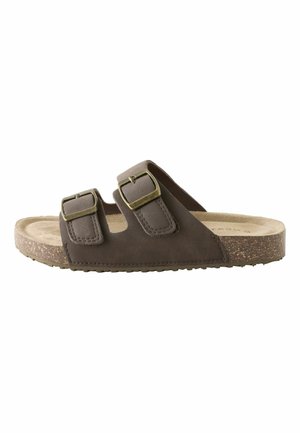 Braune Slipper-Sandale mit zwei verstellbaren Schnallenriemen und strukturierter Korksohle, entwickelt für den Freizeitgebrauch.