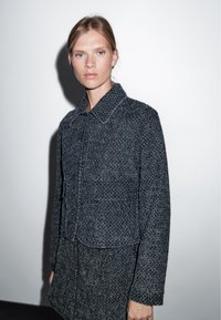 Massimo Dutti SHORT WITH TEXTURED DETAIL - Denim jacket - blue denim