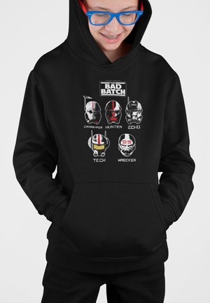 Felpa nera con cappuccio che presenta la grafica di cinque elmi di personaggi di "The Bad Batch", ognuno con design e colori distintivi, sopra il testo "BAD BATCH."