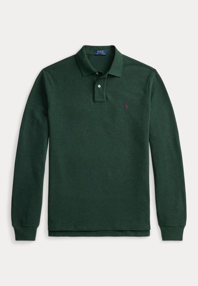 Tamnozeleni Polo Ralph Lauren dugi rukav s kragnom, kopčanjem s dva gumba i malim ljubičastim logom na lijevoj strani prsa.