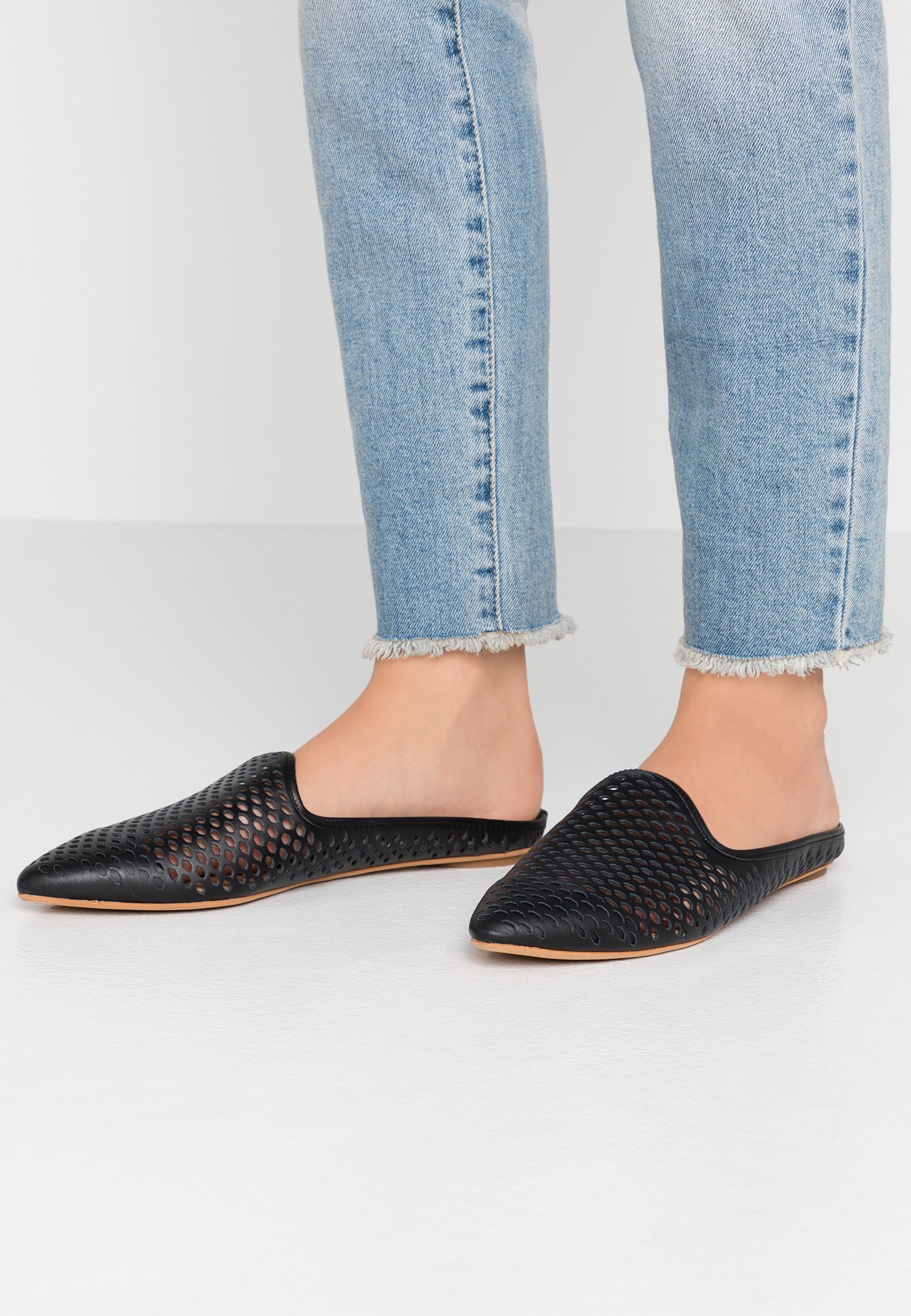 dolce vita grant mules
