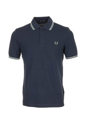 Polo blu navy a maniche corte, con abbottonatura a due bottoni, colletto e bordi delle maniche a righe bianche, e piccolo logo della corona d'alloro sul petto.