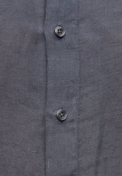 Γκρι λινό πουκάμισο με υφασμάτινη υφή, διαθέτει κλείσιμο με κουμπιά από μαύρο πλαστικό και κομψό γιακά.