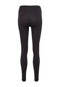 Czarne legginsy o eleganckim, dopasowanym kroju, wykonane z elastycznego materiału, z gładką talią i miękką fakturą.