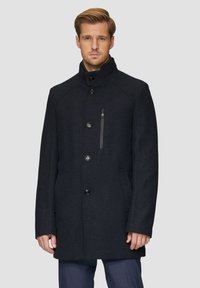 Donkerblauwe jas van een wollen mix met een hoge kraag, vijf knopen aan de voorkant, een zak met rits en zijzakken; gestructureerde stof met een subtiel patroon.