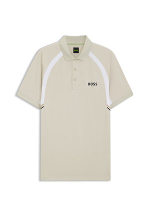 Beige pikétröja med tvåknappsslå, korta ärmar, vita detaljer på axlarna och en svart "BOSS"-logotyp på bröstet. Mjuk textur.