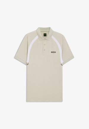 Beige pikétröja med tvåknappsslå, korta ärmar, vita detaljer på axlarna och en svart "BOSS"-logotyp på bröstet. Mjuk textur.