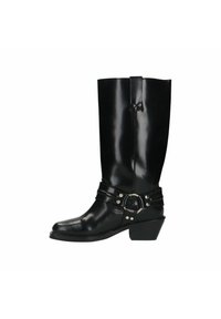Bottes noires en cuir hautes jusqu'aux genoux avec une finition brillante, dotées d'un talon courbé, d'accents en boucle et de détails en sangle autour de la cheville.