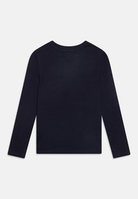 Košile s dlouhým rukávem v námořnické modři vyrobená z bavlny, s kulatým výstřihem a jednoduchým designem. Hladká textura s prošíváním podél lemů.