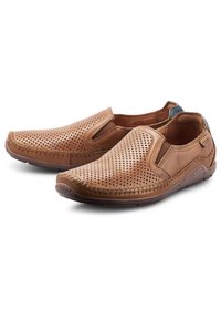 Brune læder slip-on sko med perforeret mønster, elastiske sidepaneler, dekorativt syning og en tekstureret gummisål.