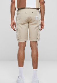 Karl Kani SMALL SIGNATURE WASHED - Šortky - taupe