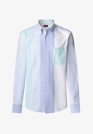 Camisa de botones con paneles multicolores: azul claro, blanco y verde menta, con rayas verticales y un bolsillo en el pecho. Material de algodón.