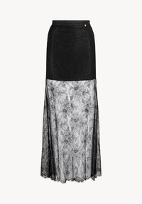 Czarna koronkowa spódnica z dopasowanym topem i przezroczystym, zwiewnym dołem. Brzeg ma falbaniasty wzór, ukazując kwiatowy wzór koronki.