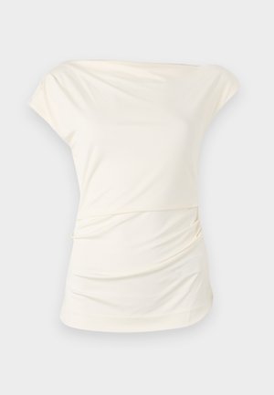 Top crem cu umerii descoperiți, realizat dintr-un material moale, cu o textură plisată pe o parte, având o croială lejeră și o cădere fină.