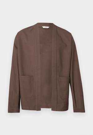 Brauner Cardigan mit offenem Vorderteil, langen Ärmeln und zwei aufgesetzten Taschen vorne, vor einem schlichten Hintergrund präsentiert.
