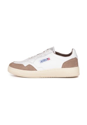 Zapatillas de cuero blancas con acentos de gamuza marrón, puntera perforada, cordones planos y suela de goma crema. Presenta el logo "AUTRY" en el lateral.