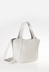 Borsa a tracolla in pelle bianca con una texture liscia, manici doppi, una tracolla regolabile e una forma strutturata. Presenta un branding minimale.