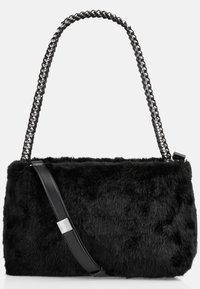 Schwarze Handtasche aus Kunstfell in rechteckiger Form, mit einem gewebten Kettenriemen aus Metall und einem abnehmbaren Schulterriemen aus Leder.