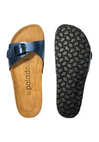 Sandal blu con una larga fascia, fibbia in metallo e plantare in sughero; suola in gomma nera testurizzata con un motivo a onde.