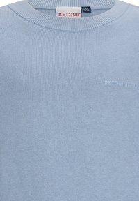 Jasnoniebieski sweter z dzianiny z okrągłym dekoltem, prążkowanymi mankietami i dołem; na przodzie znajduje się wytłoczone logo "RETOUR JEANS".