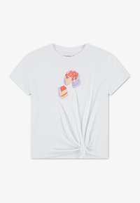 Άσπρο βαμβακερό t-shirt με κόμπο στο τελείωμα. Διακοσμημένο με πολύχρωμες απεικονίσεις δύο κέικ με φράουλες στην κορυφή. Κοντά μανίκια και στρογγυλή λαιμόκοψη.