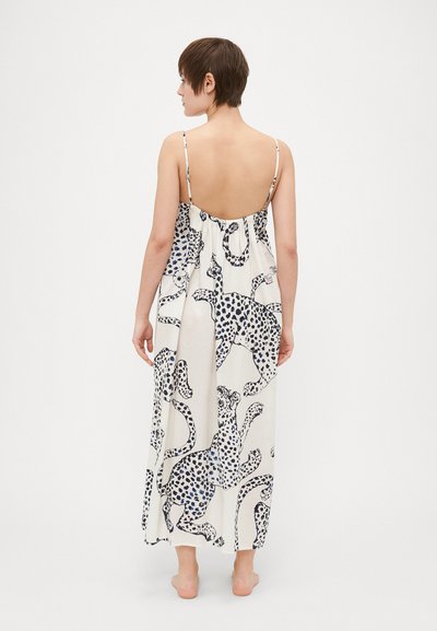 Abito maxi in tessuto leggero, con uno sfondo bianco e stampa leopardata blu, spalline sottili regolabili e una silhouette fluida.