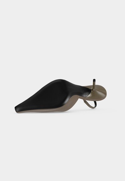 Εργονομική σέλα ποδηλάτου σε μαύρο και καφέ με κομψό, διαμορφωμένο σχήμα και ενσωματωμένη υποδοχή στήριξης σέλας.