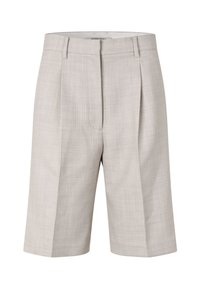 Shorts gris clair sur mesure avec un tissu texturé, devant plissé, poches latérales et une ceinture confortable.