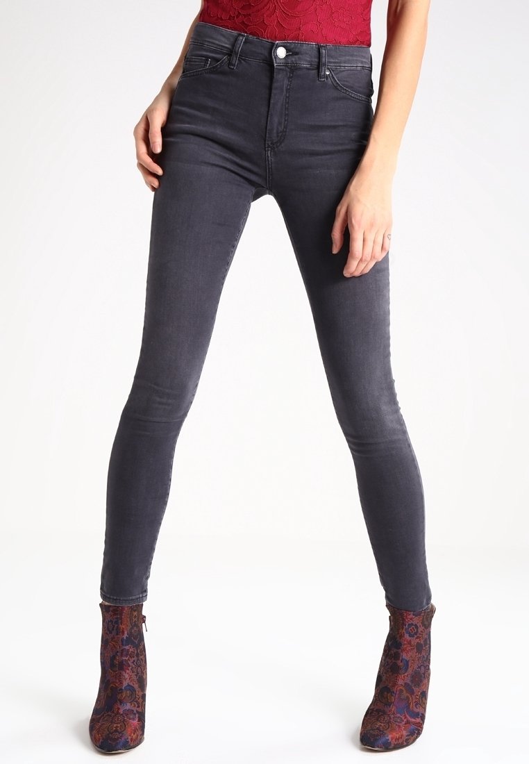 Höga svarta skinny jeans med en slät yta, med femficksdesign och dragkedjestängning, kombinerat med mönstrade ankelskor.