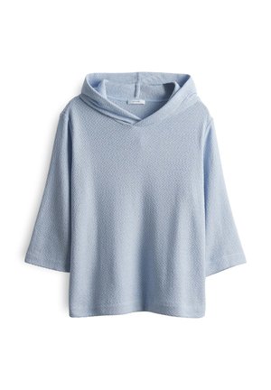 Haut à capuche bleu clair avec un motif texturé, doté d'un col en V et de larges manches trois-quarts. Tissu doux, coupe décontractée.