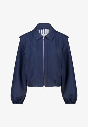 Chaqueta corta azul marino hecha de tela suave, con cuello, cierre de cremallera y mangas largas abullonadas con puños elásticos.