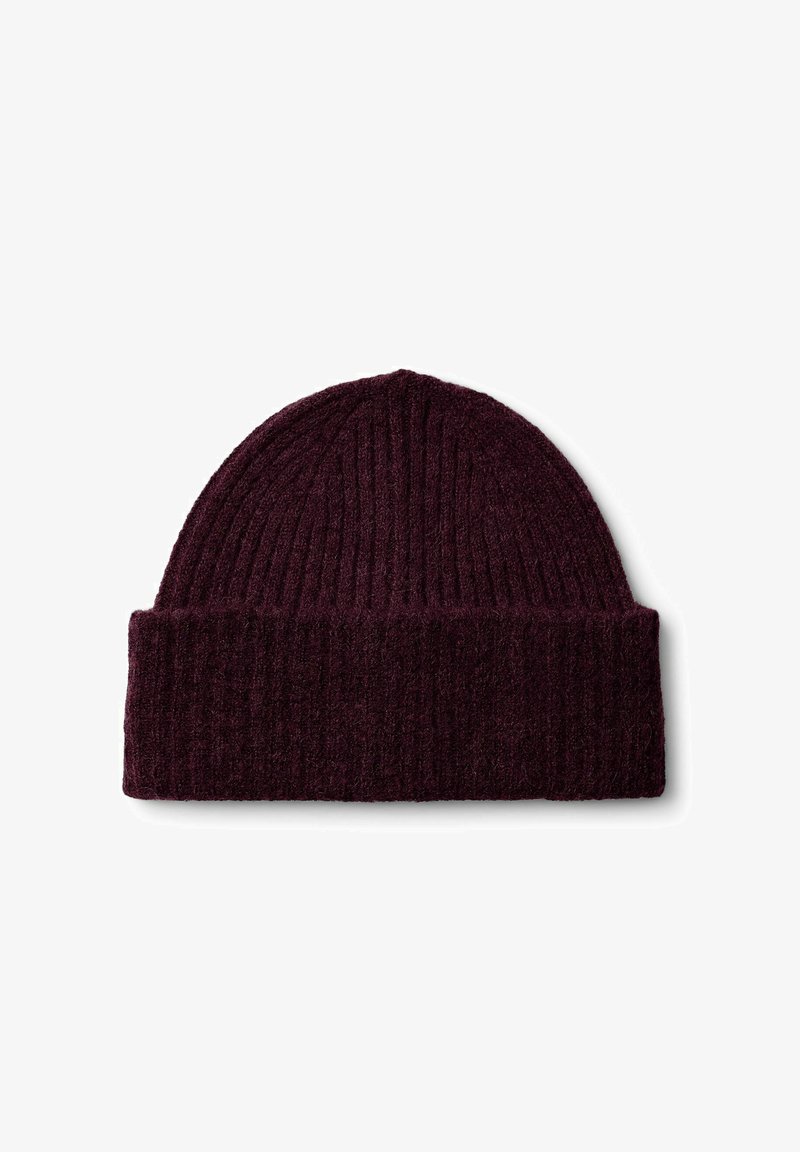 Berretto lavorato a maglia di un intenso bordeaux scuro, con una texture a coste e un risvolto. Il materiale morbido offre calore e comfort per le giornate più fredde.