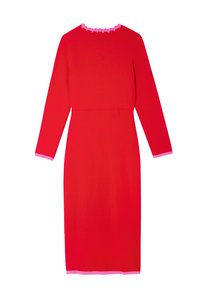 Rotes Strickkleid mit langen Ärmeln, rundem Ausschnitt und pinkem Rüschensaum am Kragen und an den Bündchen. Figurbetonte Silhouette, knielanges Design.