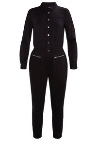 Combinaison noire avec un devant à boutons, col, manches longues, taille élastique et deux poches zippées à la taille. Texture de tissu lisse.