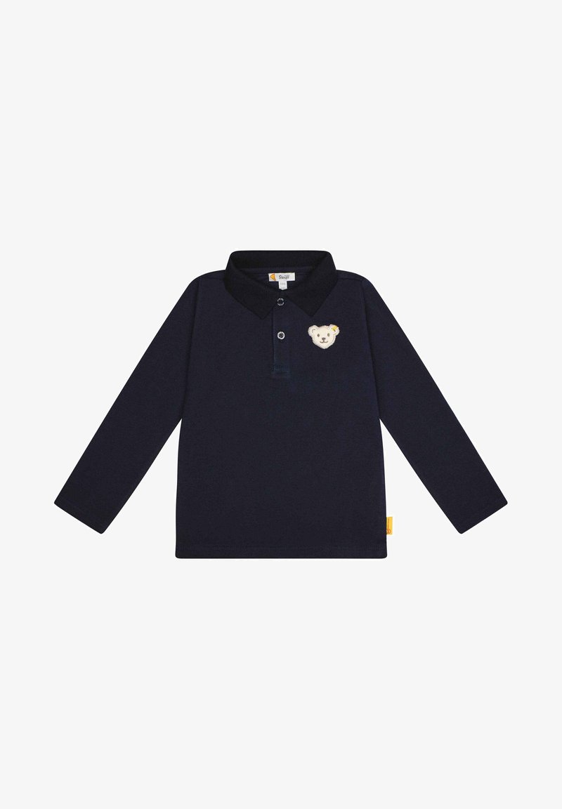 Navyblaues Langarmpolohemd mit Kragen, mit einem gestickten Bärenpatch auf der Brust und einem kleinen gelben Etikett an der Seite.