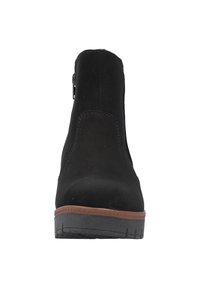 Zwarte suède enkellaars met een ronde neus, zijrits, bruine rubberen zool en stiksels langs de randen.
