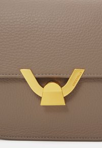 Coccinelle DEW - Borsa a tracolla - warm taupe
