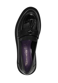 Mocasín de charol negro con puntera redonda, que presenta un acento decorativo de borlas y una plantilla morada. Suela de goma ligera.