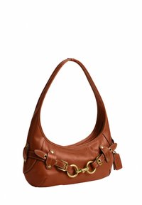 Sac à bandoulière en cuir marron de forme courbée, avec une boucle et un anneau dorés, et une petite étiquette attachée sur le côté.