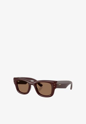 Occhiali da sole rettangolari Ray-Ban di colore rosso scuro con lenti marroni sfumate e logo dorato sulla stanghetta e nell'angolo anteriore.
