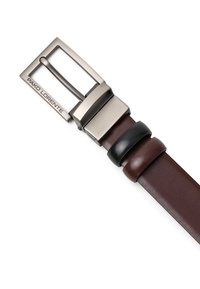 Brązowy skórzany pasek z metalową klamrą w prostokątnym kształcie. Wyróżniające się szczegóły to czarne i brązowe skórzane akcenty.