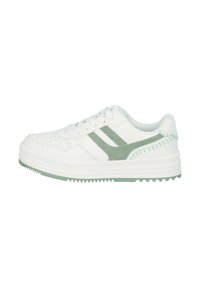 Weiße Sneaker mit grünen Akzenten, ausgestattet mit einem strukturierten Obermaterial, perforierten Details und einer dicken Gummisohle mit einem Zickzackmuster.