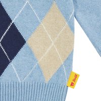 Hellblauer Strickpullover mit einem argyle Muster in Marineblau, Beige und Hellblau, einem gerippten Saum und einem gelben Etikett.