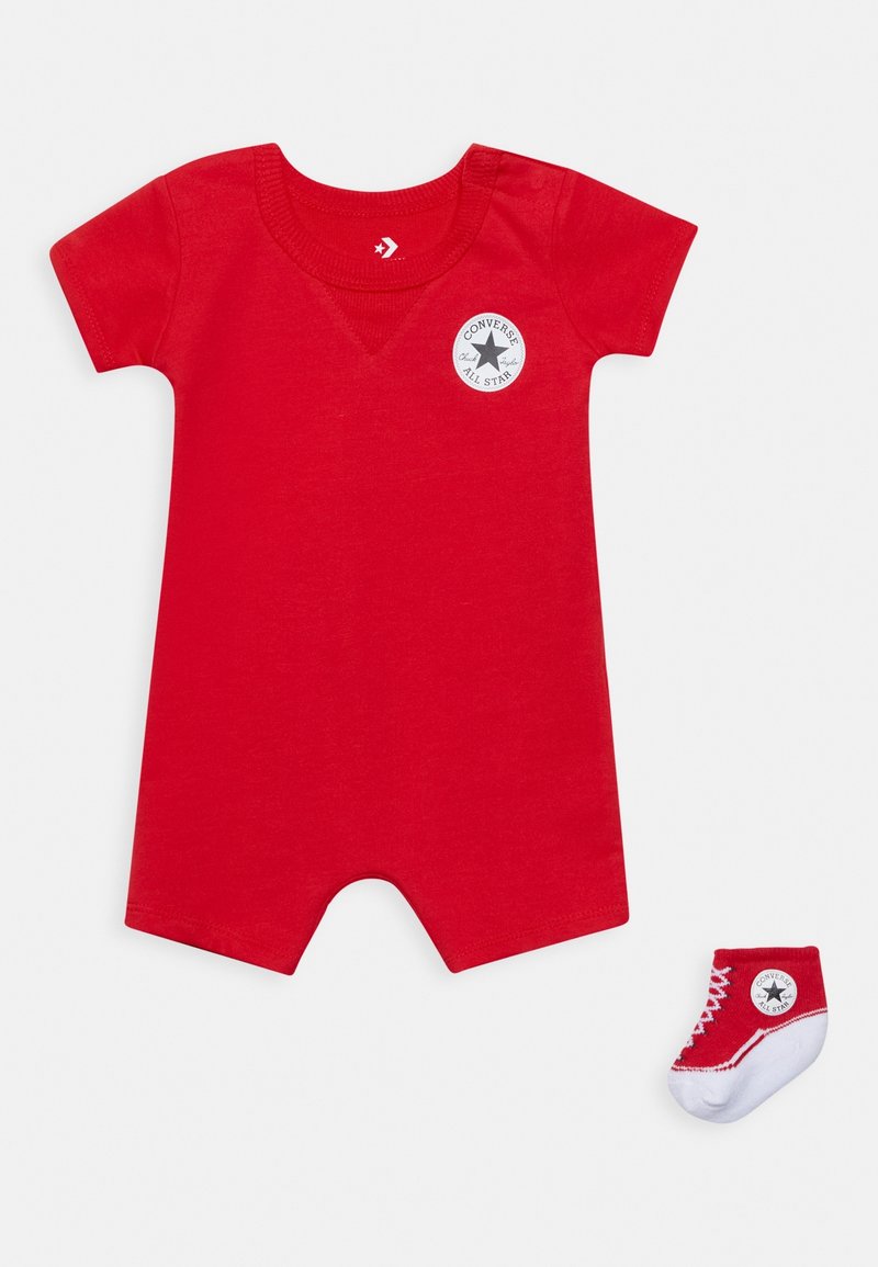 Body rouge pour bébé à manches courtes avec logo Converse All Star sur la poitrine, accompagné de chaussettes assorties rouges et blanches avec logo.