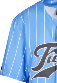Jersey de baseball albastru deschis, cu dungi verticale albe, text grafic negru pe față și mâneci scurte. Fabricat dintr-un material respirabil.
